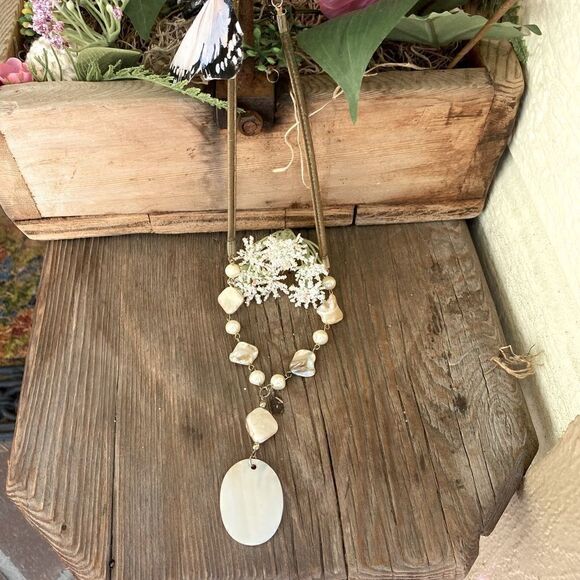 💍BUNDLE OF TWO IRIDESCENT SHELL & BEAD NECKLACES. Good Pre-Loved Condition. - Picture 6 of 7